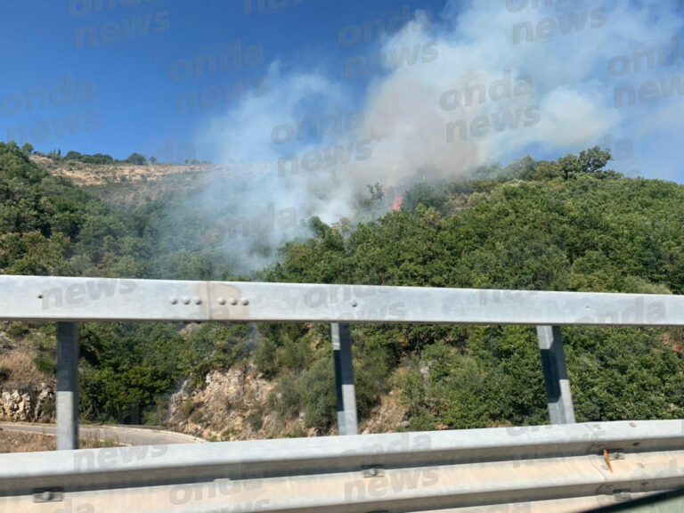 Incendio in montagna tra Romagnano al Monte e Vietri di Potenza. Interviene canadair dei Vigili del Fuoco