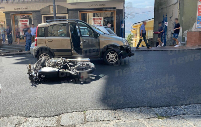 Scontro tra auto e moto in pieno centro a Sala Consilina. Ferito un centauro