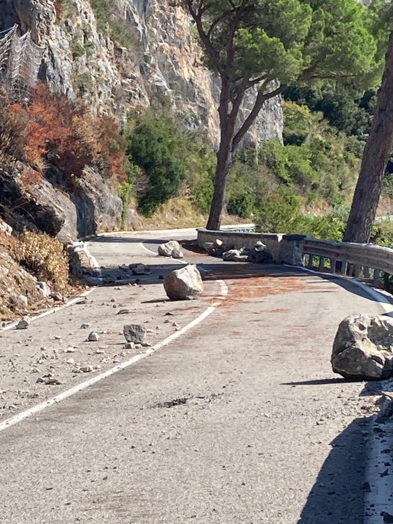 Dopo l’incendio di agosto prosegue la messa in sicurezza del costone roccioso sulla SS18 tra Sapri e Maratea