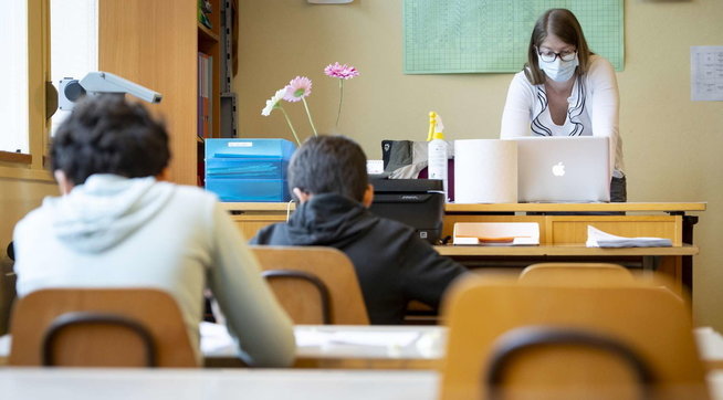 scuola studenti docente mascherina