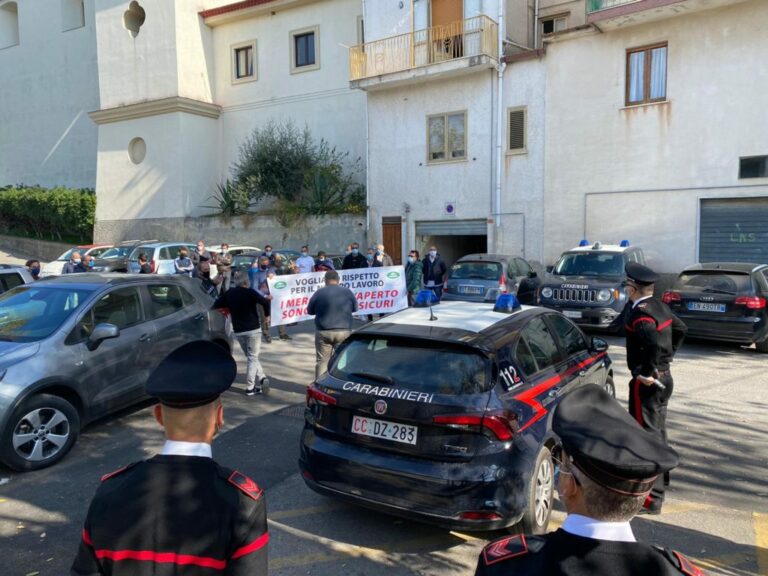 Sospensioni mercati a Camerota. Sit-in di protesta degli ambulanti all’esterno del Municipio