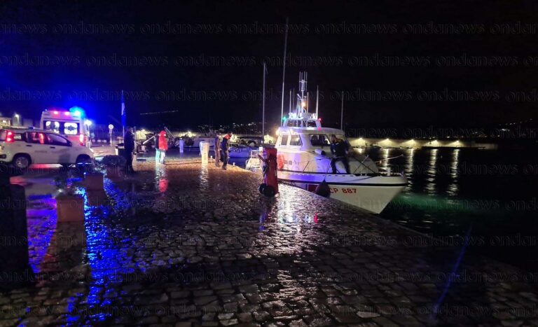 Si trancia un dito su una nave mercantile. Uomo soccorso dalla Capitaneria di Porto di Palinuro