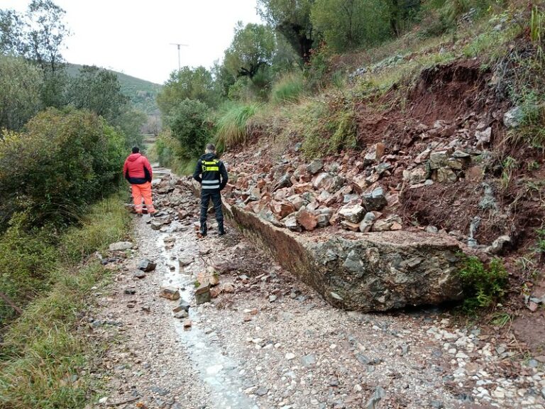 Disagi da maltempo a Camerota. Volontari a lavoro nelle località di Lentiscosa e Licusati