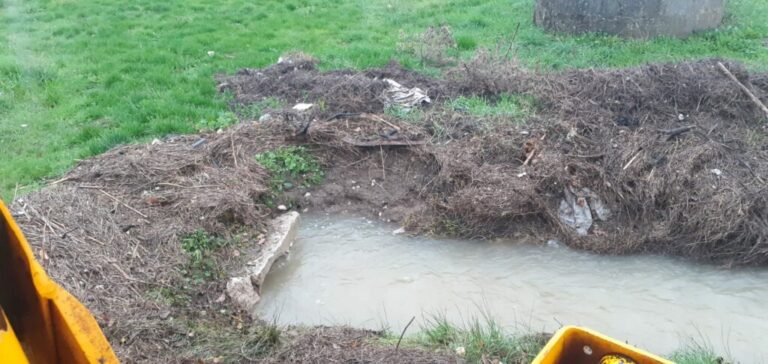 Le piogge ostruiscono un canale di scolo a Teggiano. Interviene la Comunità Montana Vallo di Diano