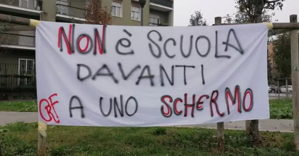 non-è-scuola-striscione-protesta-dad