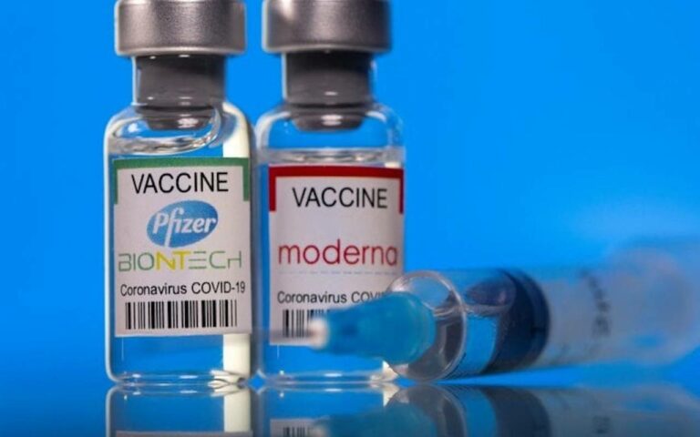 Vaccini. Da domani in Campania richiamo a 30 giorni per Pfizer e Moderna