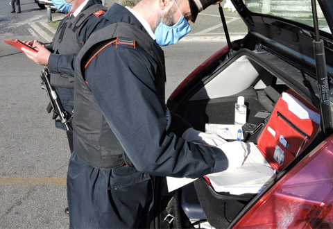 controlli carabinieri mascherina evidenza 04