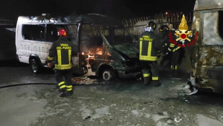 incendio deposito autobus potenza 10 luglio 2021