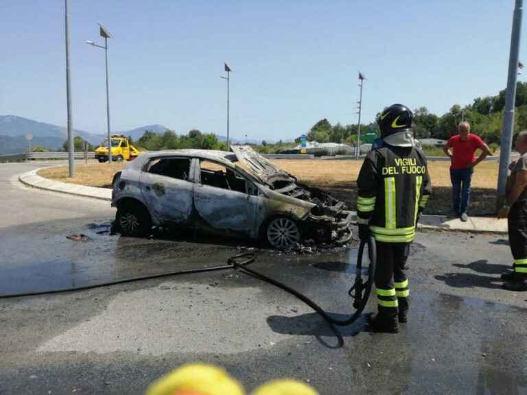 auto in fiamme roccagloriosa 1