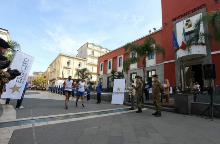 1.I due staffettisti tagliano il traguardo in piazza Aldo