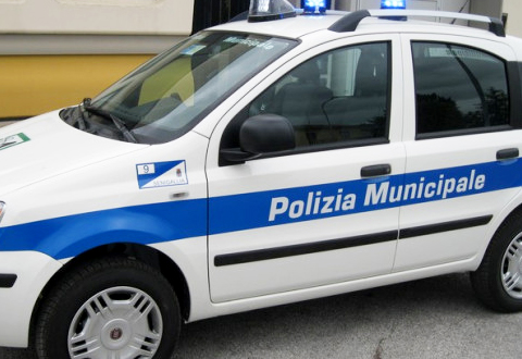 Polizia municipale auto generica evidenza