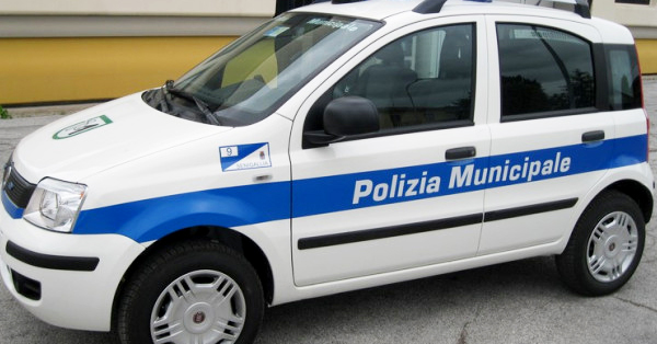 Polizia municipale auto generica fb