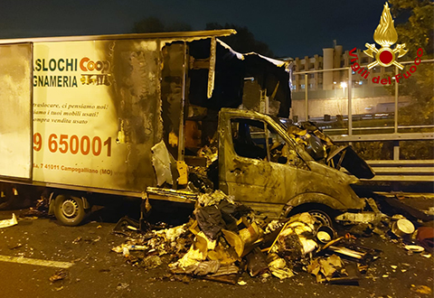 camion fiamme evidenza