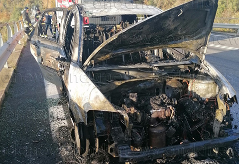 auto in fiamme vallo della lucania EV