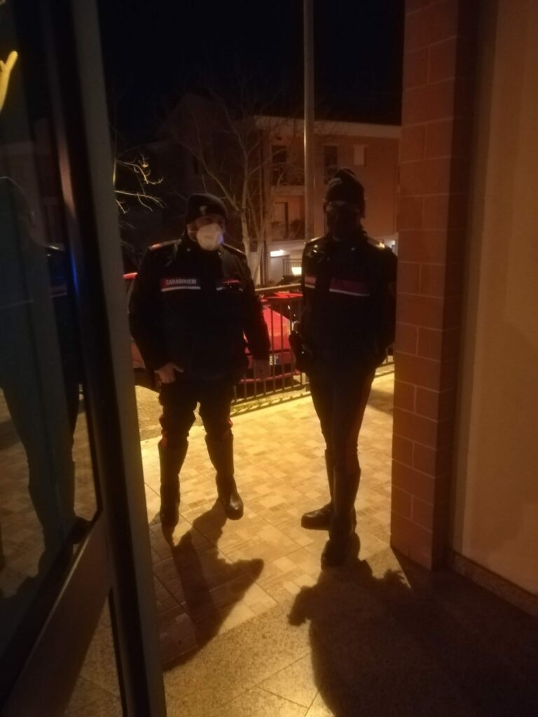 I DUE CARABINIERI DURANTE LA CONSEGNA