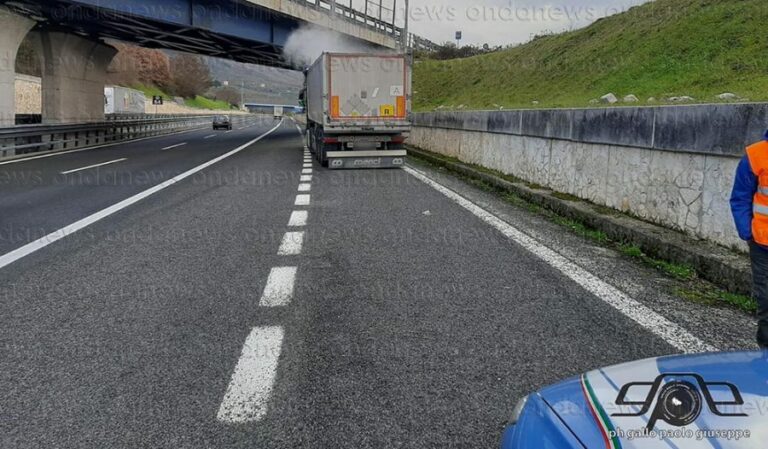 incendio camion rifiuti a2 2802