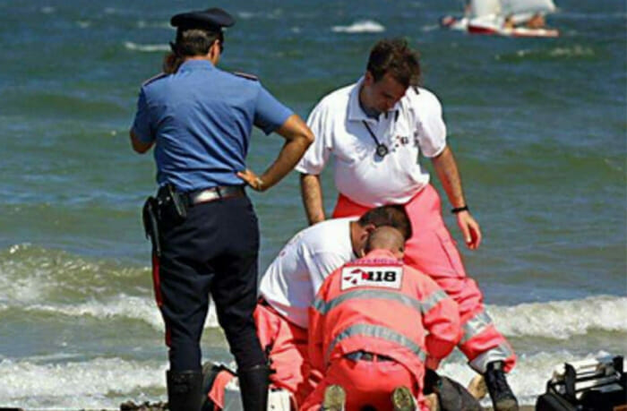 Malore fatale in spiaggia a Marina di Camerota. Muore una donna