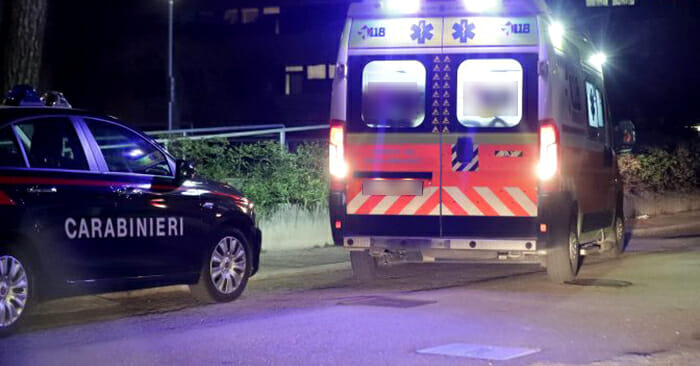 auto carabinieri e ambulanza di notte fb 01