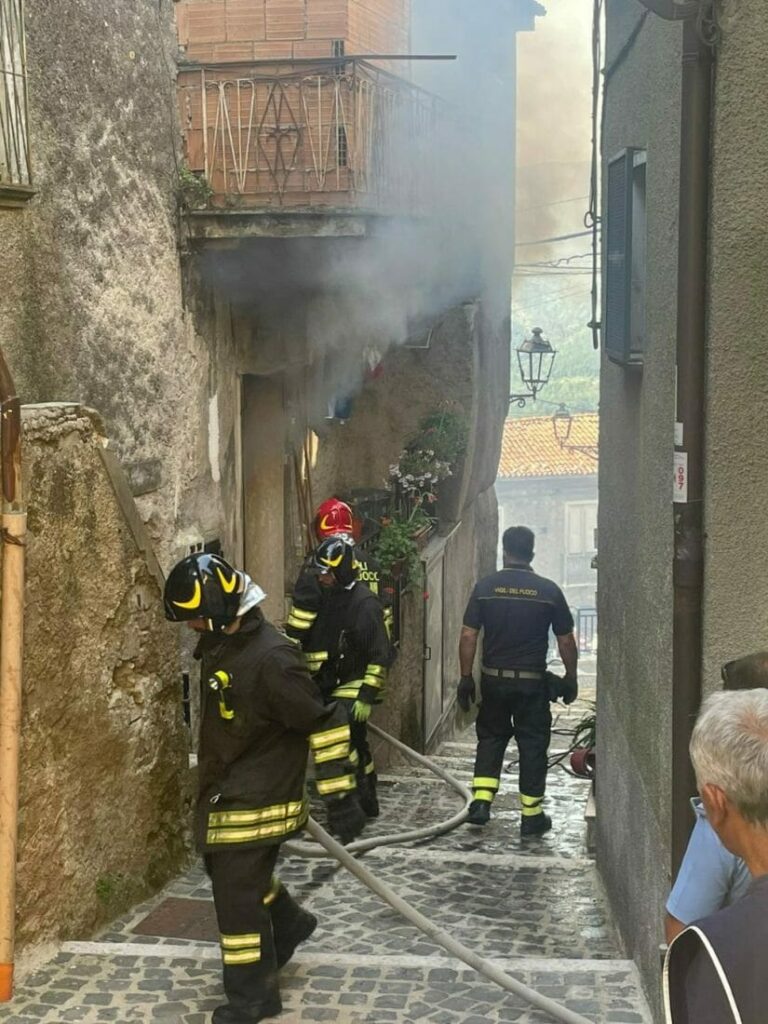 casa in fiamme sanza 1