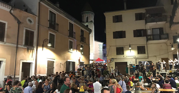 Tipica - folla in piazza