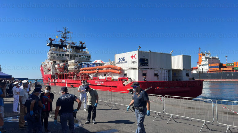 sbarco 387 migranti salerno 3