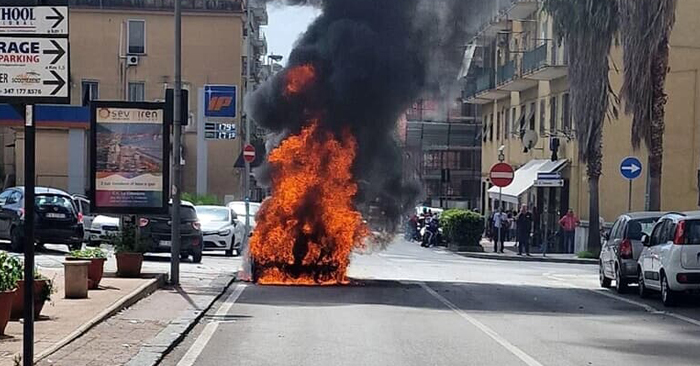 incendio auto salerno