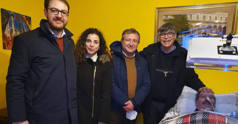 francesco pucciarelli con Padre Maurizio Patriciello- FB