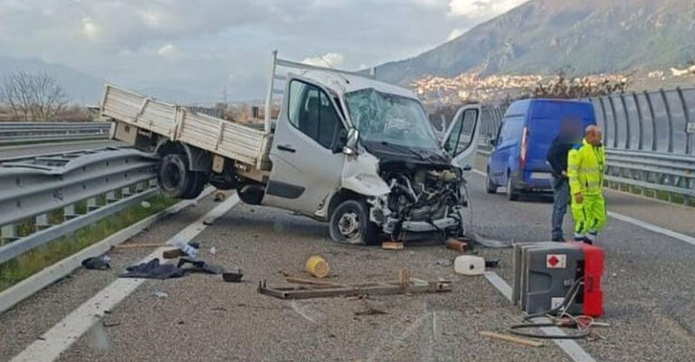 incidente furgone e auto a sala consilina in autostrada fb