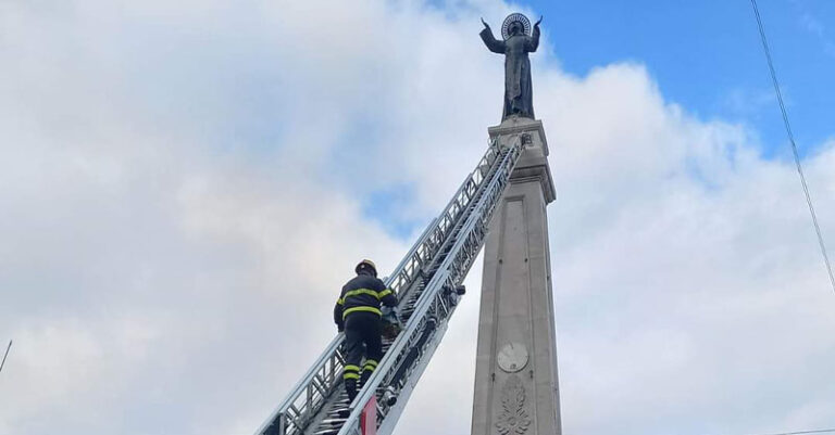 vigili del fuoco omaggio floreale a san cono