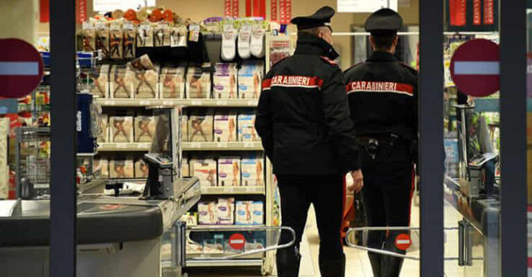 carabinieri supermercato foto