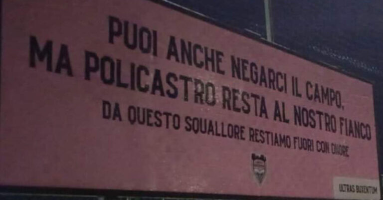 striscione a policastro contro sindaco fb