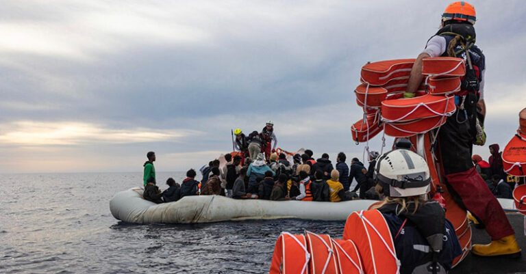 migranti arrivo porto salerno FB