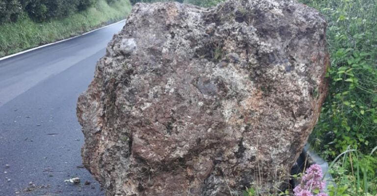 masso a Camerota sul ciglioto