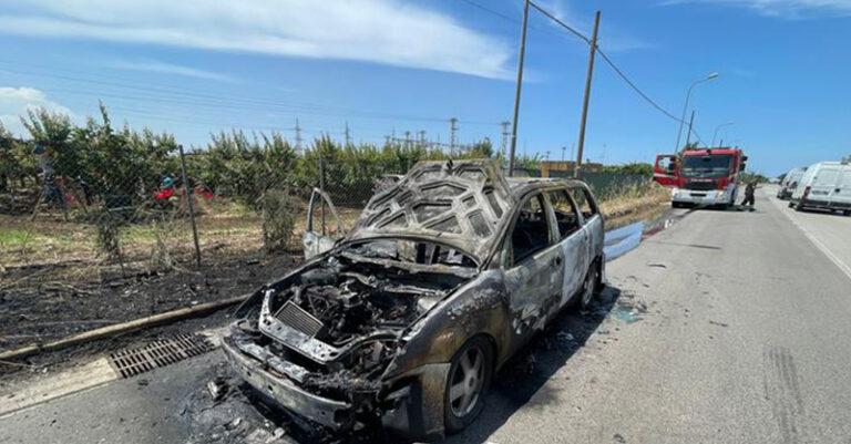 auto in fiamme battipaglia FB