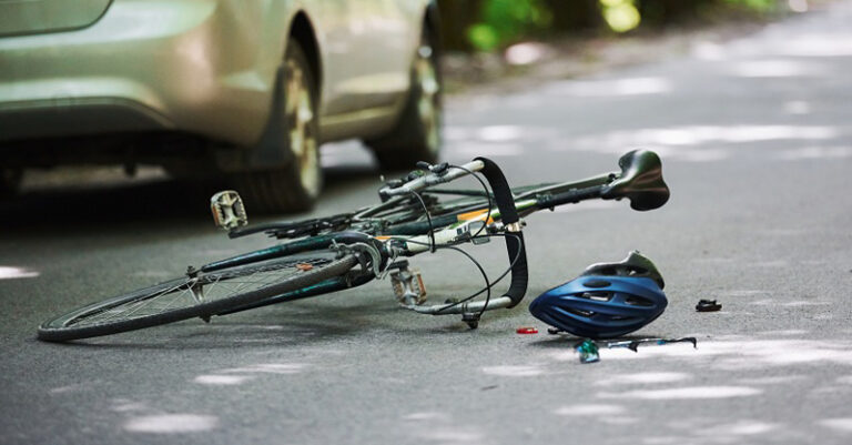 foto bicicletta a terra