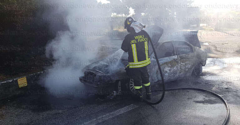 auto in fiamme ad eboli 4 luglio 2023