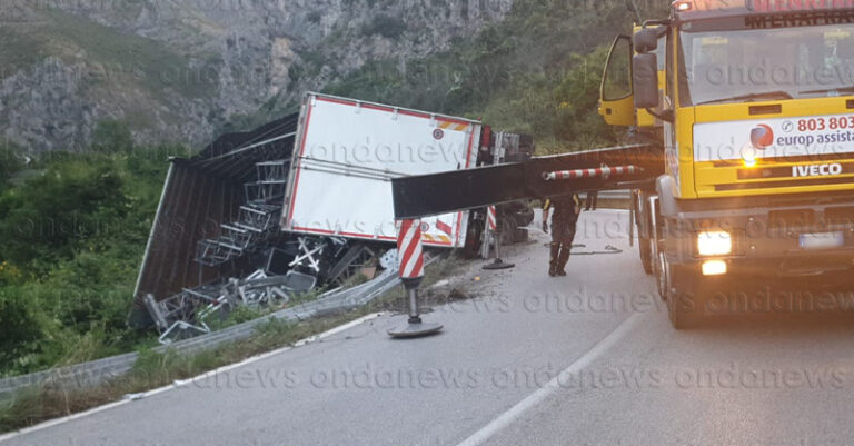 foto camion ribaltato mingardina camerota 8 luglio