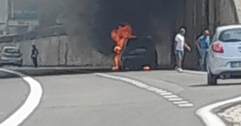 auto in fiamme petina FB