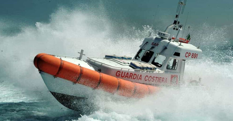 mare mosso guardia costiera foto