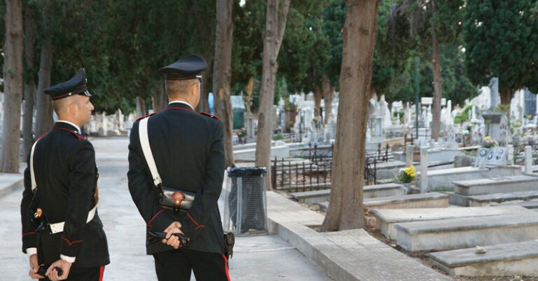 ladri cimitero