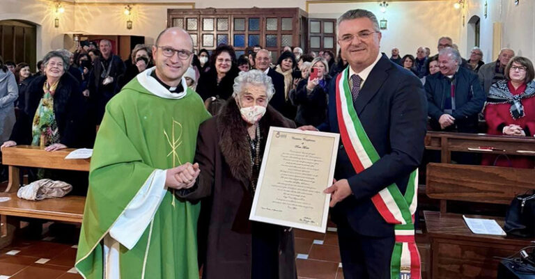 100 anni capaccio paestum rosa