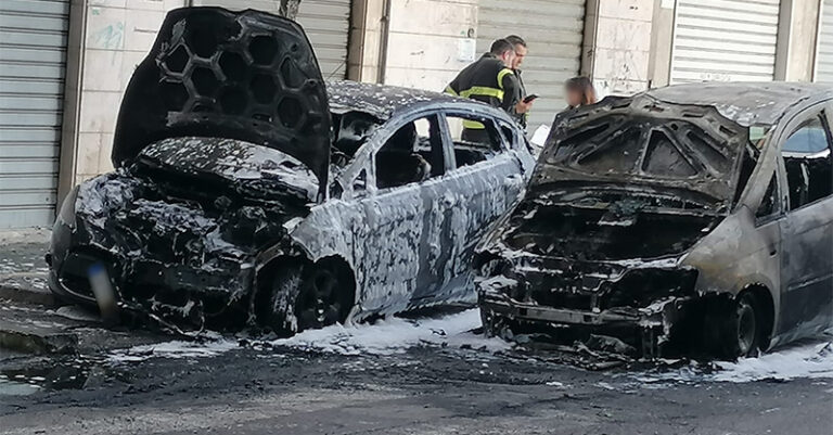 auto in fiamme FB