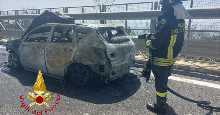 auto-in fiamme-salerno-FB