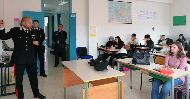 foto carabinieri a scuola polla