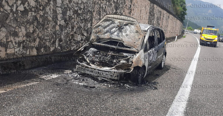 auto in fiamme polla a2 22 giugno