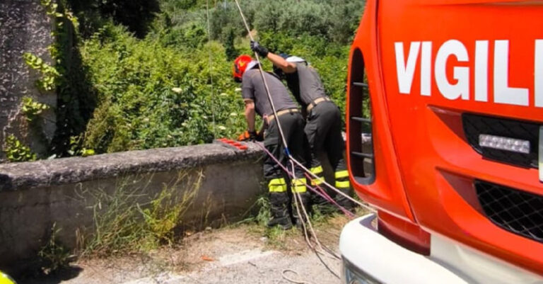 cade con lo scooter dal ponte-eboli-vvf-FB