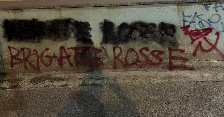 scritta brigate rosse salerno fb