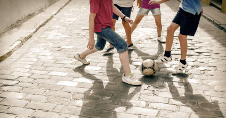 ragazzi gioco pallone