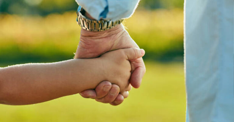 anziano e bambina nonno e nipote istock