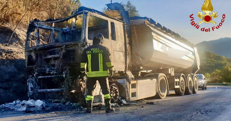 autocarro in fiamme vietri di potenza fb ok